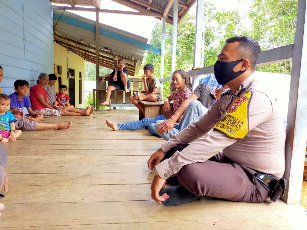 BHABINKAMTIBMAS KELAM GENCAR INGATKAN WARGA PATUHI PROKES