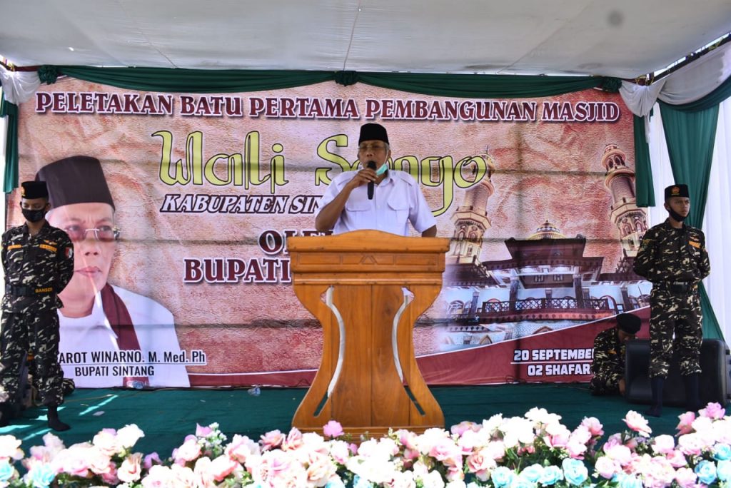 BUPATI SINTANG LETAKAN BATU PERTAMA PEMBANGUNAN MASJID WALI SONGO