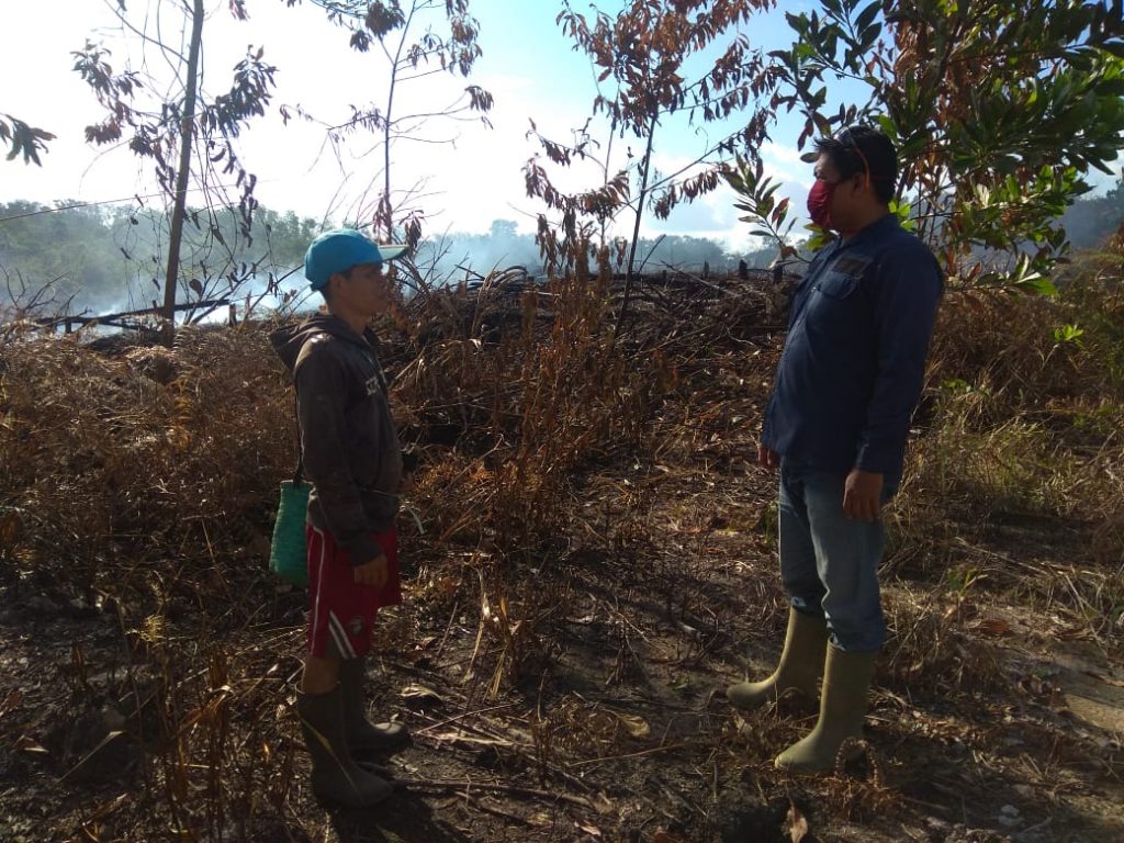 KANIT INTELKAM POLSEK KETUNGAU HILIR CEK LOKASI KEBAKARAN LAHAN DI DESA MAUNG