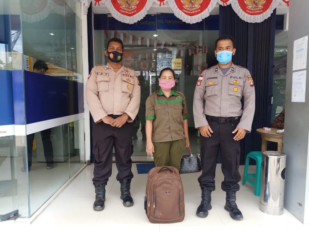 POLSEK BINJAI HULU MELAKSANAKAN PENGAWALAN KAS PERUSAHAAN SETEMPAT