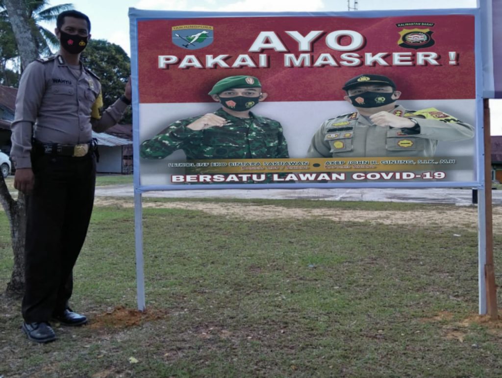 POLSEK GENCAR PASANG SPANDUK AJAKAN ‘AYO PAKAI MASKER’