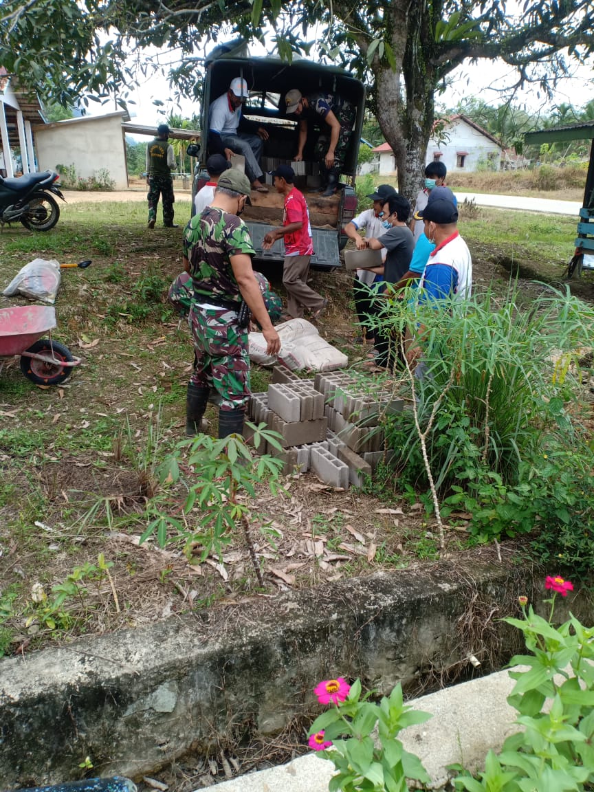 Wujud Manunggal Bersama Rakyat, Babinsa Dedai Melaksanakan Karya Bakti Di Desa Binaan2